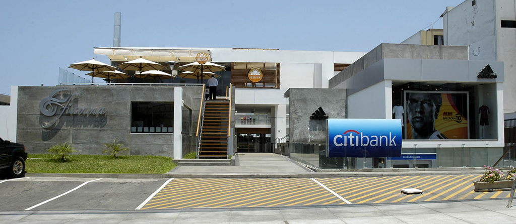 Strip Mall El Polo Monterrico. surco Lima Perú por Vértice Arquitectos