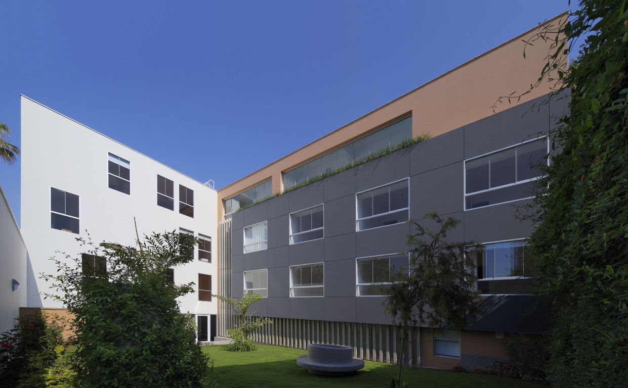 Fachada interior edificio Domeyer Barranco Lima Perú por Vértice Arquitectos