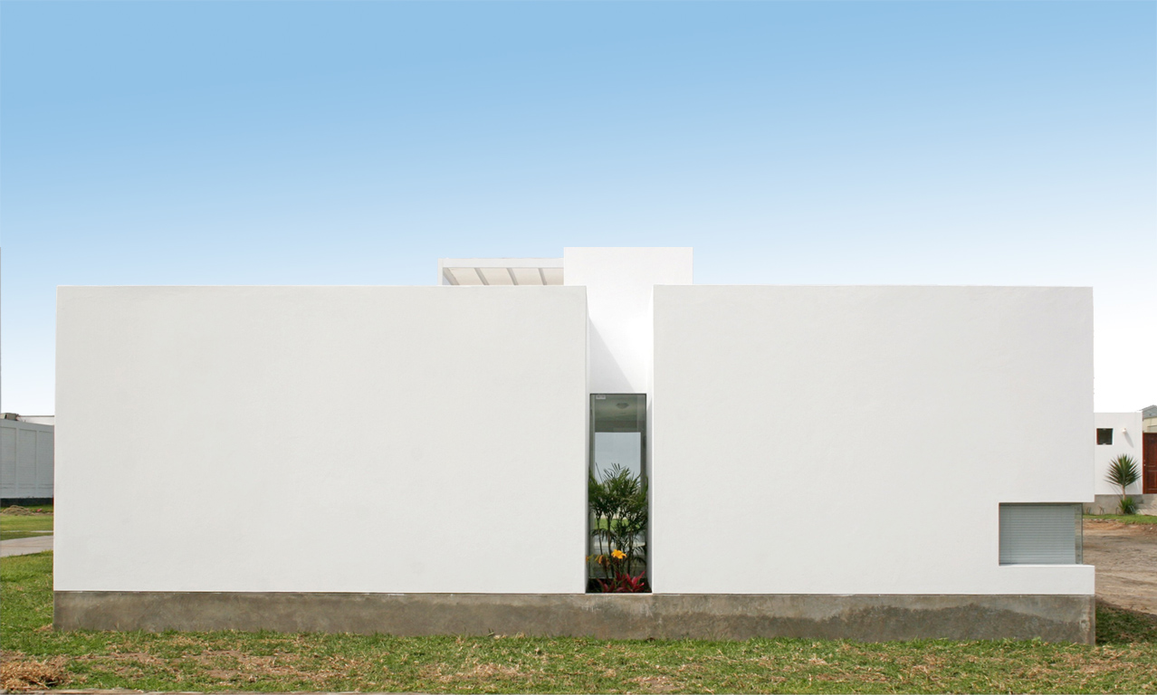 Foto fachada lateral Casa de playa en Las Arenas Lima Perú por Vértice Arquitectos