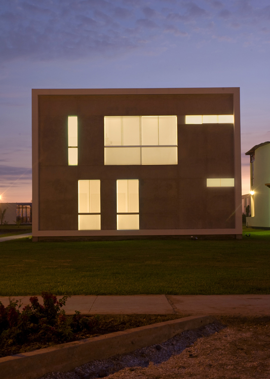 Foto fachada posterior Casa de Playa en Bora Bora Lima Perú por Vértice Arquitectos