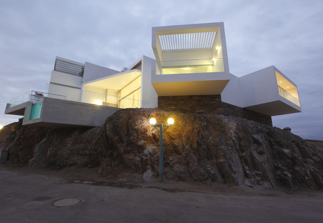 foto fachada noche Casa Lomas i5 Playa Lomas del Mar Cerro Azul Lima Perú por Vértice Arquitectos