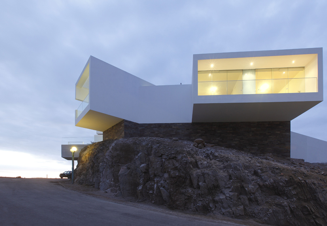 foto fachada lateral Casa Lomas i5 Playa Lomas del Mar Cerro Azul Lima Perú por Vértice Arquitectos