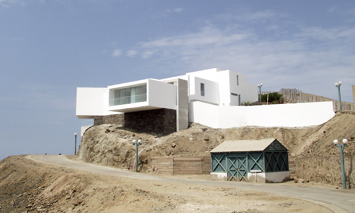 foto desde camino ingreso a la playa Casa Lomas i5 Playa Lomas del Mar Cerro Azul Lima Perú por Vértice Arquitectos