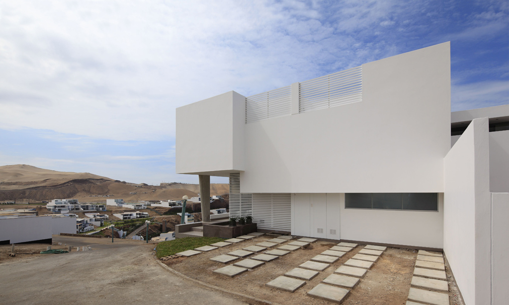 Casa Lomas i2 ingreso Lomas del Mar Cerro Azul Lima Perú por Vértice Arquitectos