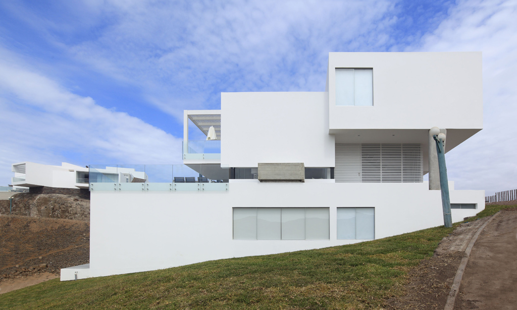Casa Lomas i2 foto lateral Lomas del Mar Cerro Azul Lima Perú por Vértice Arquitectos