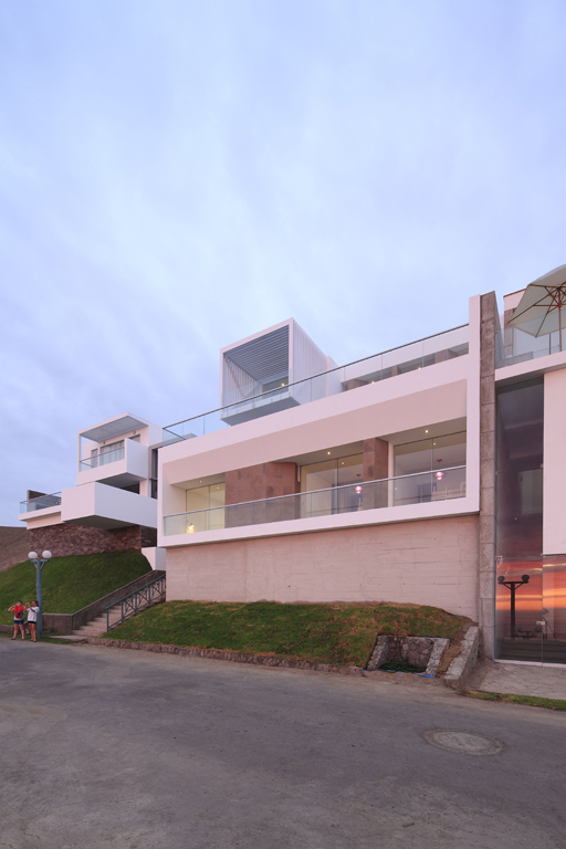 Casa Lomas O14 foto Fachada atardecer