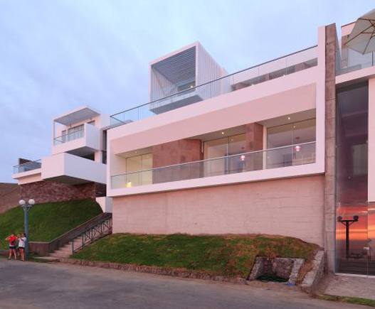 Casa Lomas O14 foto Fachada atardecer 2