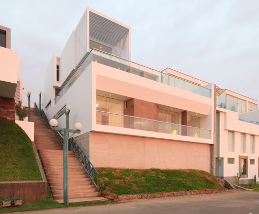 Casa Lomas O14 foto Fachada atardecer 3