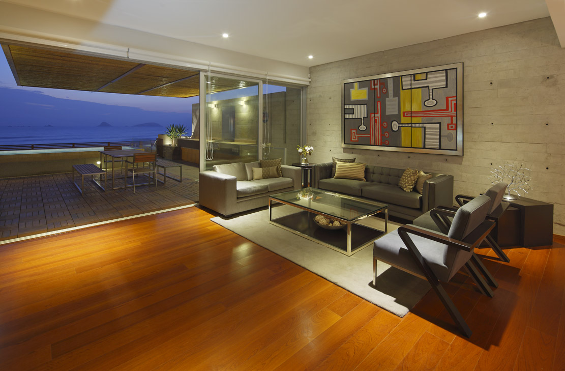 Foto salón y terraza vista de noche